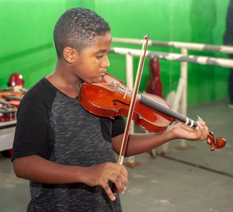Dia de emoção: Alunos da rede pública dão show em aula inaugural de  violino e violoncelo em Japeri