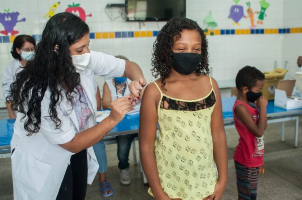 Saúde realiza vacinação infantil contra a covid-19, gripe e sarampo nas escolas municipais