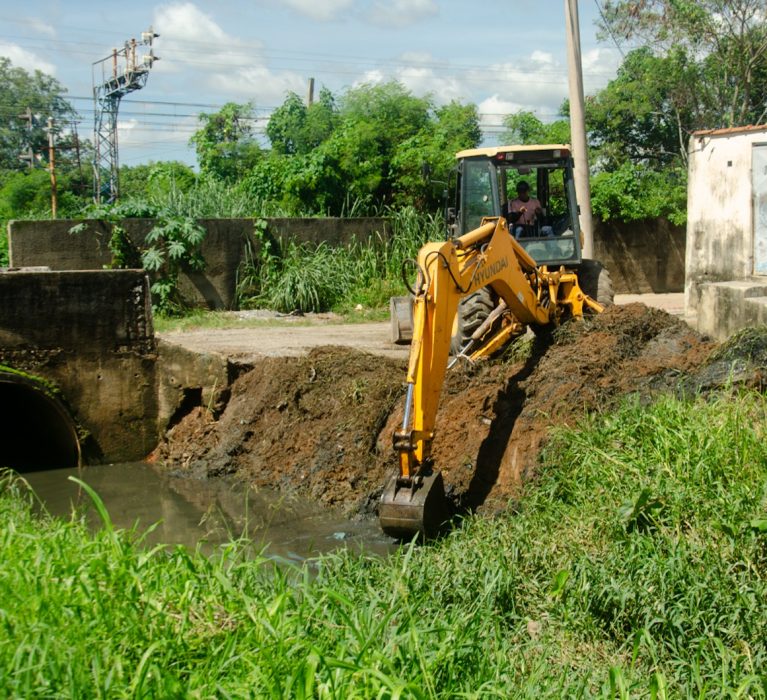 Programa Limpa Rio realiza ação no Córrego da Chacrinha, em Japeri