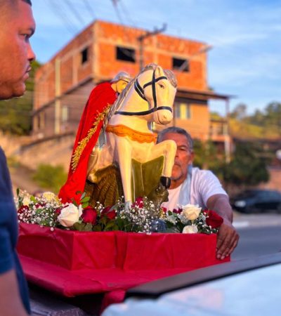 Fiéis comemoram Dia de São Jorge em Japeri com feijoada, procissão e missa